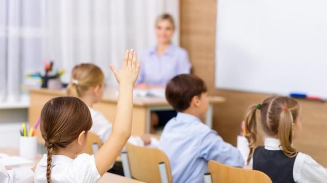  小学教师工资：中小学教师的工资是真低吗，为什么许多刚毕业的