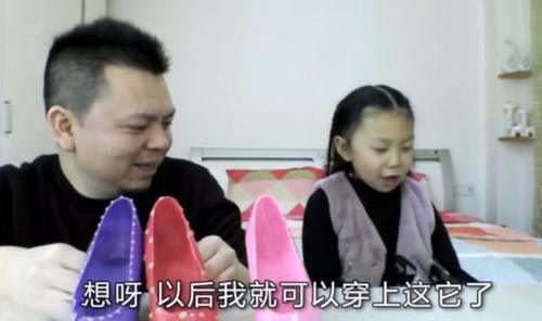 大叔买了两双高跟鞋,女儿拿起来就啃,口味真重