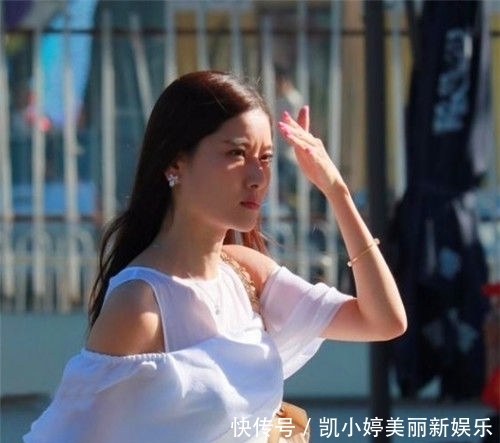 气质:街拍:气质迷人的小姐姐,展现高挑身段,是别样的风采
