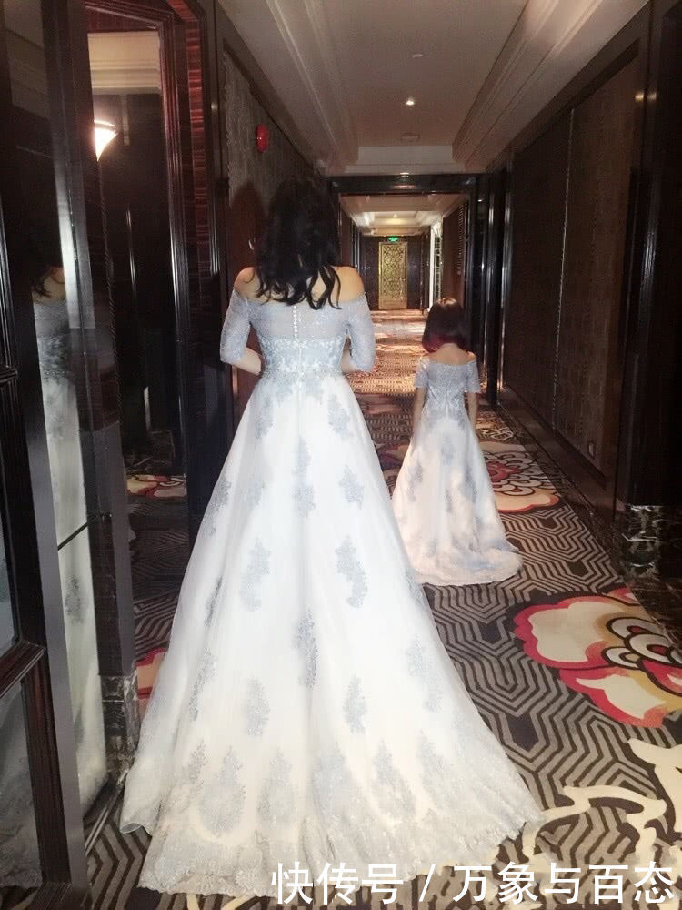 钟丽缇太有韵味了,薄纱裙优雅不失性感,看着和30岁没差别