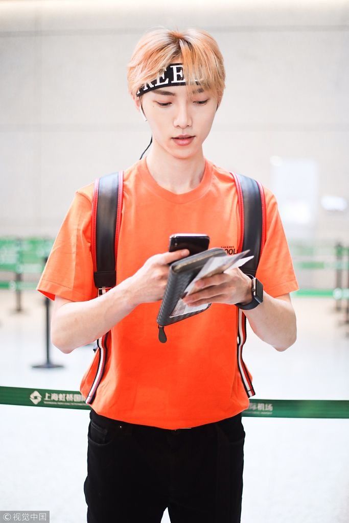 X玖少年团赵磊非主流造型显痞气  头绑发带变励志小哥哥公务繁忙