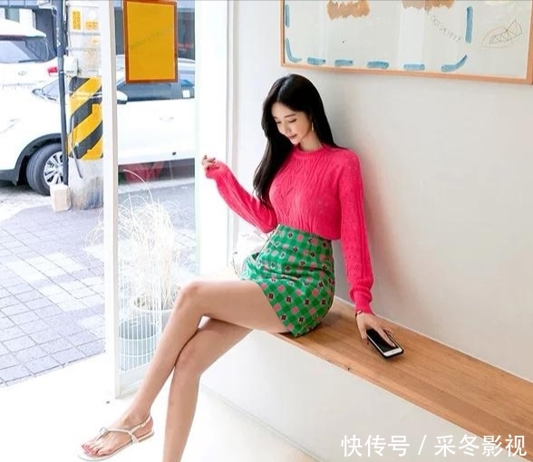 小姐姐:粉红羊毛衫,绚丽方格短裙,时尚小姐姐,甜美文静