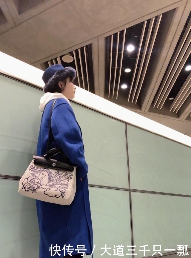 【皮衣】蒋欣瘦了,穿衣风格也换了,墨绿色皮衣俏皮机灵,红色西装大气