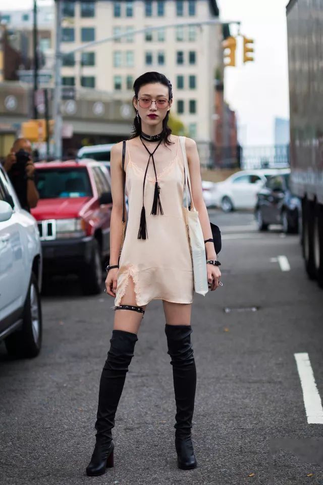 胸不平何以平天下!专治贫乳的穿衣法则告诉我们:平胸又如何，扛不