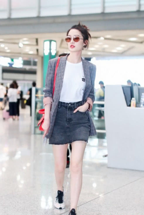 李沁身材简直了，这么窄身的裙子是怎么穿的，网友：有80斤？