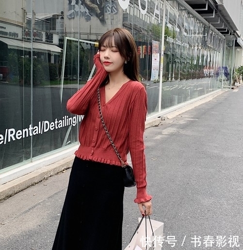 「红色」2020打底吊带裙不会搭怎么办？加一件红色针织小衫，更时尚不挑人