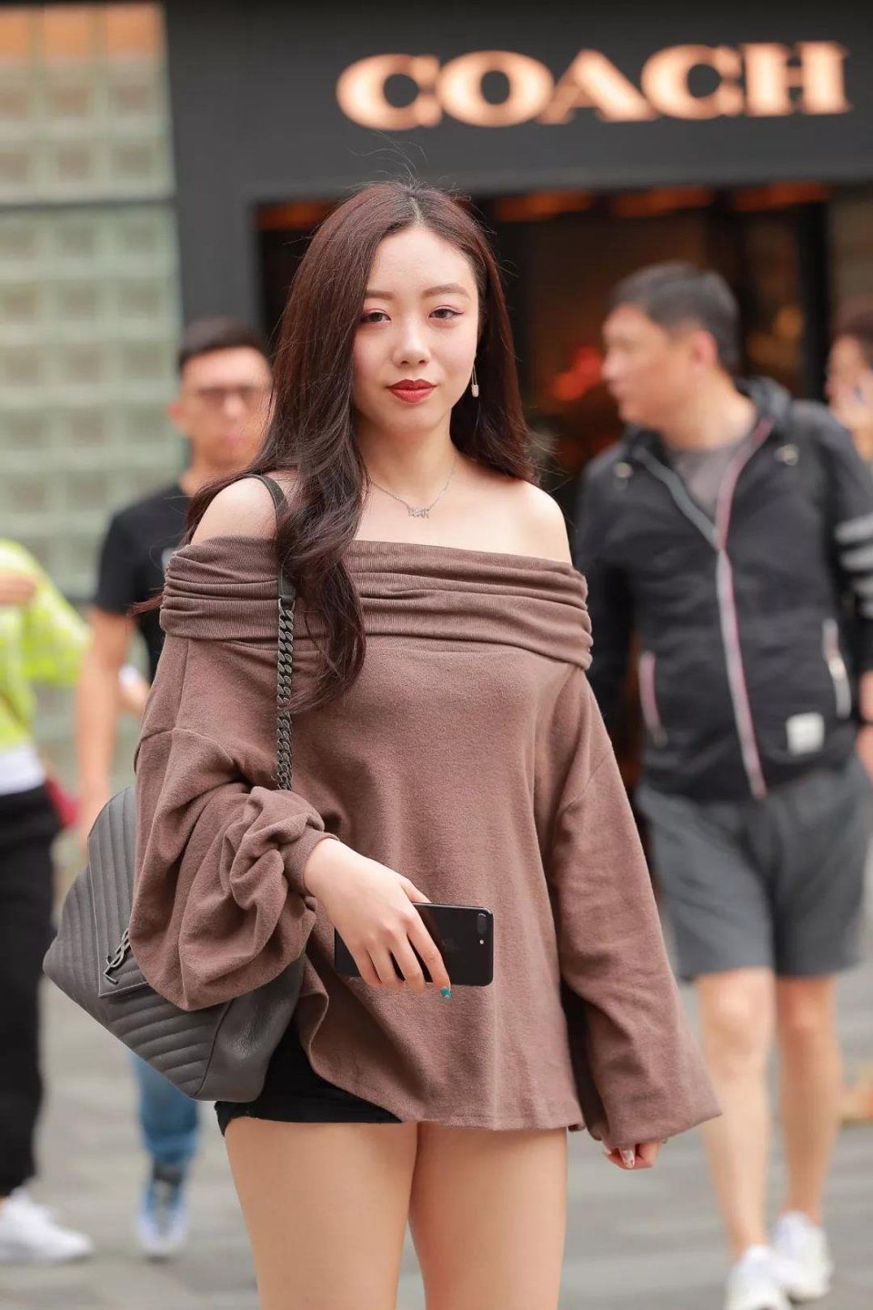 街拍美女：身板真好，长发俏丽姐！