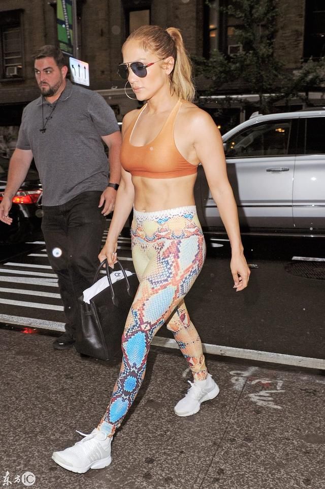 詹妮弗洛佩兹身穿蟒纹裤出街，时尚裤子密集恐惧人群却想扔掉