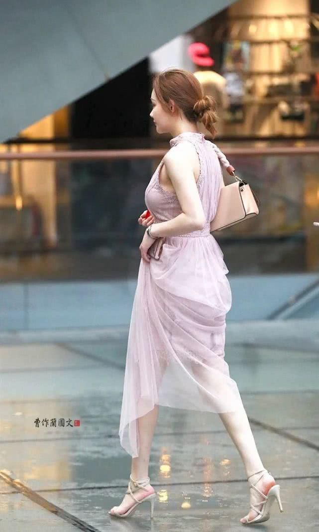  「美女」街拍：选择同色系搭配的美女