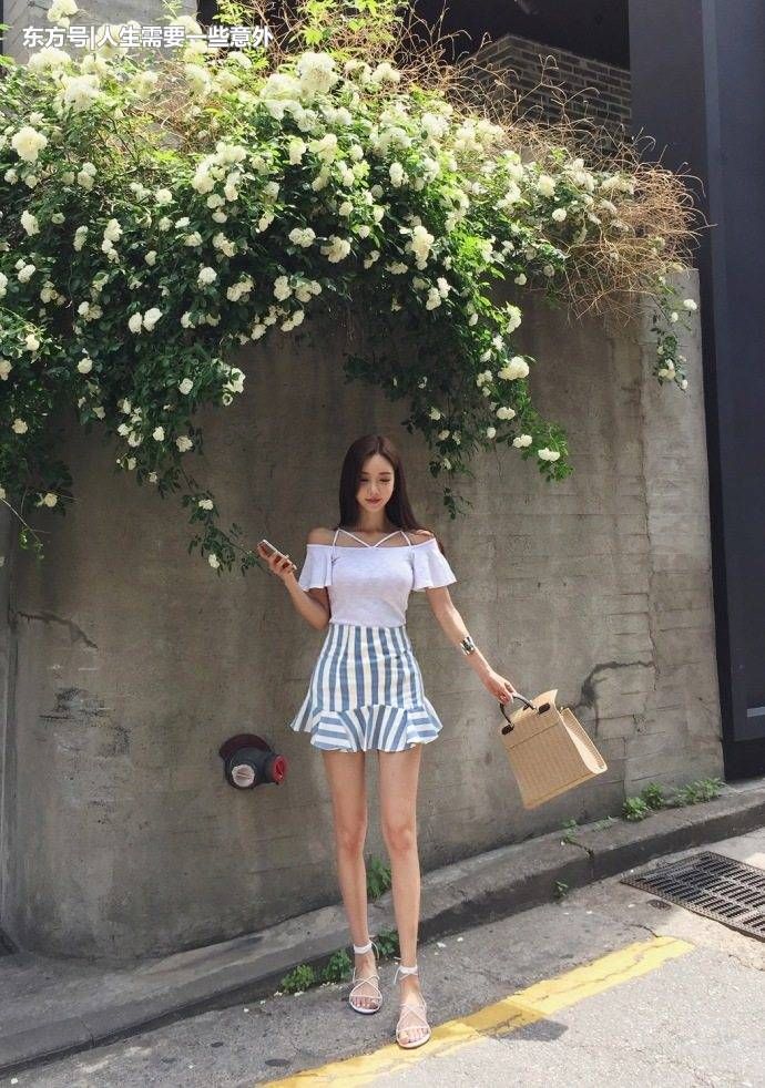 俏丽清秀的气质美女，精致短裙清新又大气，元气满满人比花娇!