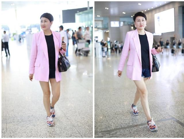 少女粉西装还玩起下衣失踪？56岁张凯丽这么穿至少年轻20岁