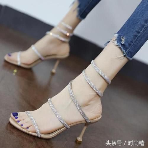 闪耀蛇形绕玉足,这样的凉鞋你动心了么?