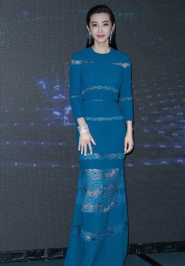 李冰冰的女人味是穿出来的，还把裙子当成纸？却“剪”出了性感！