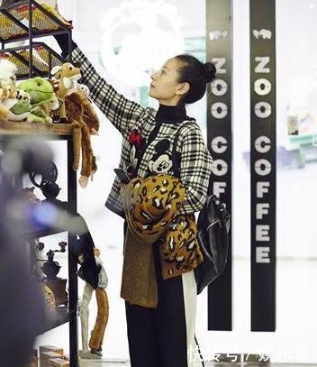 董洁外出逛街被拍，网友直呼：这才是真正的素颜，潘粤明亏大发了