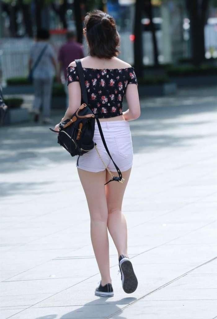 国内街拍 大长腿从人群中脱颖而出 最后小美女是靓点!