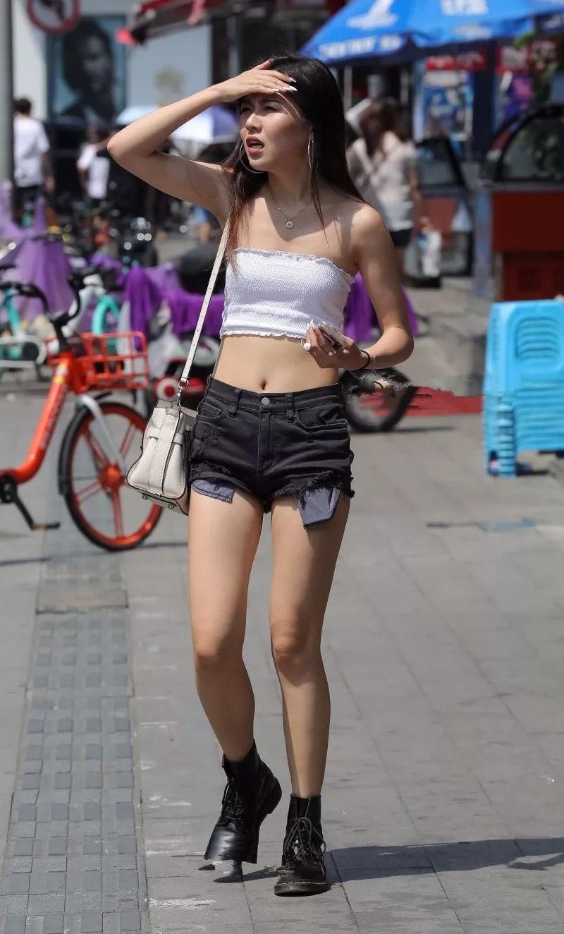 旅拍:牛仔热裤雪白如玉修长美腿露脐装小蛮腰气质女郎