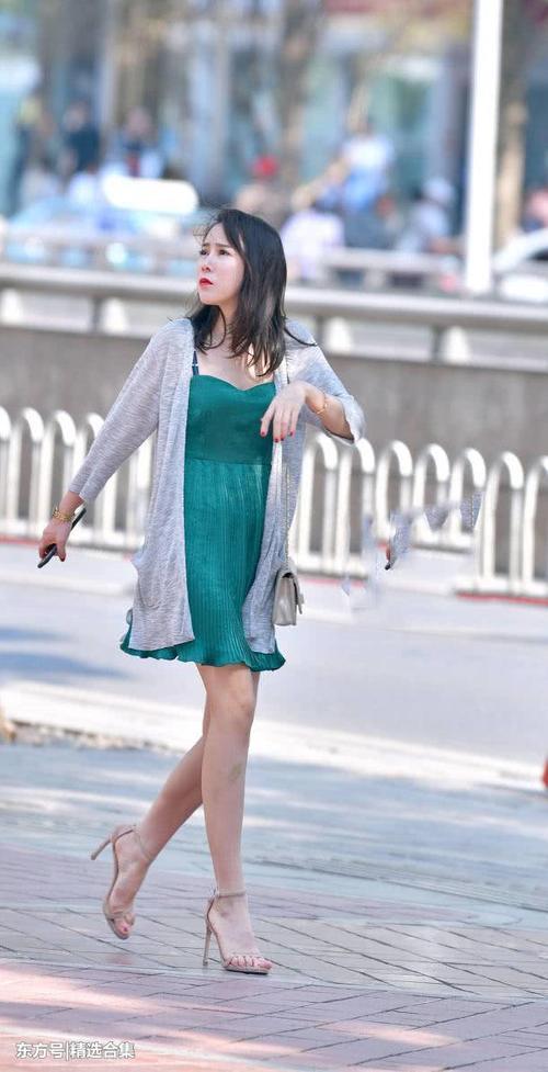街拍：气质美女穿吊带连衣裙裹出饱满身型，散发着成熟女人的魅力