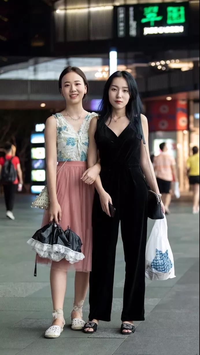 街拍：不凡之美，美丽甜美的小姐姐，美永远是不朽的话题！