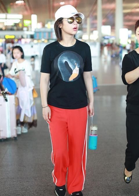 李小璐和杨紫同穿阔腿裤，一个身材似模特，一个却秒变“大妈”