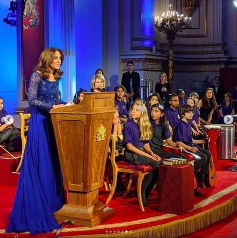 【 威斯敏斯特大教堂】这个举动却让人捏了把冷汗，凯特孔雀蓝礼服白金汉宫主场容光焕发