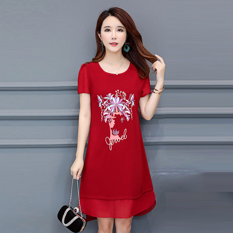 女人爱美不分年龄，中年女人穿这裙，高雅又洋气，特有女人味