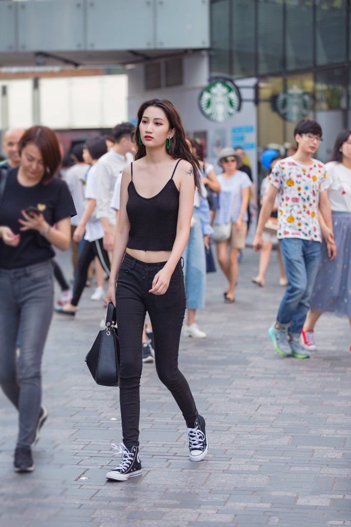 成都街拍:街头不一样的穿搭参考，每一种都散发出简约优雅的气质