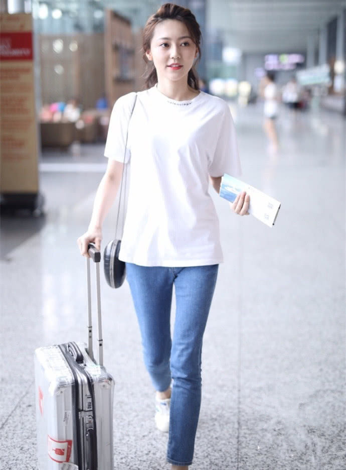 黄梦莹现身机场，白T配牛仔裤似少女，网友：看起来像18岁！
