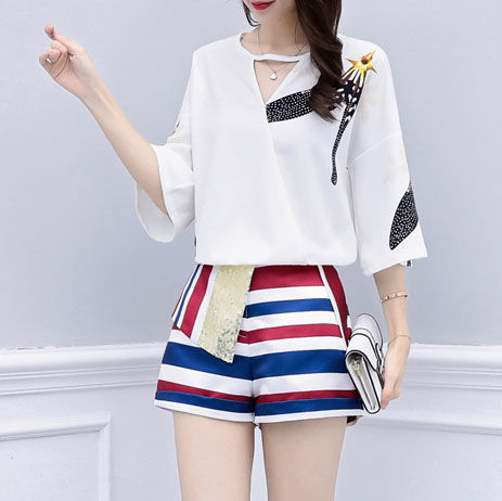 哇!这妹子身材啥那么好?竟穿短裤套装+高跟，美得刚刚好