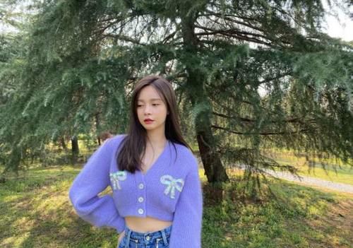 『前卫』2020春季流行的“短一截”毛衣,个性又前卫,明星都上头了!