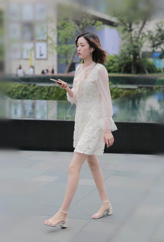 街拍：清新淡雅美腿修长的小姐姐，穿着性感很有女神范！