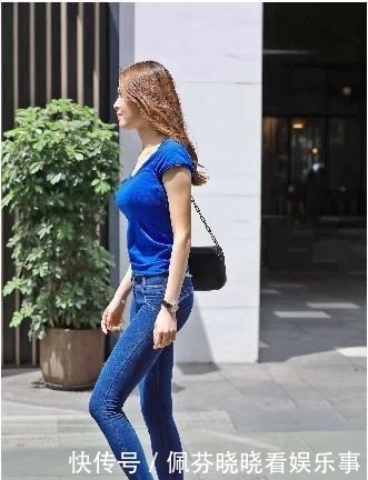 『美女』街拍:时尚气质佳,第七位紧身牛仔裤美女!