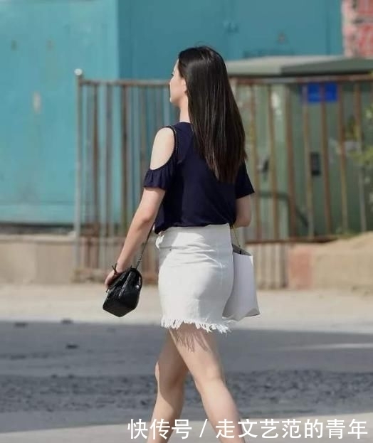  『女人味』街拍：单肩印花连衣裙，勾勒曼妙曲线，展现个性女人味