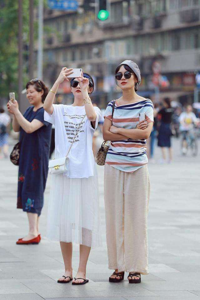 街拍: 时尚动感的美女, 图4小姐姐肉感十足, 十分性感