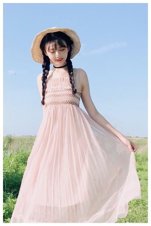 街拍:清新自然的美女，身姿曼妙，回头率十足