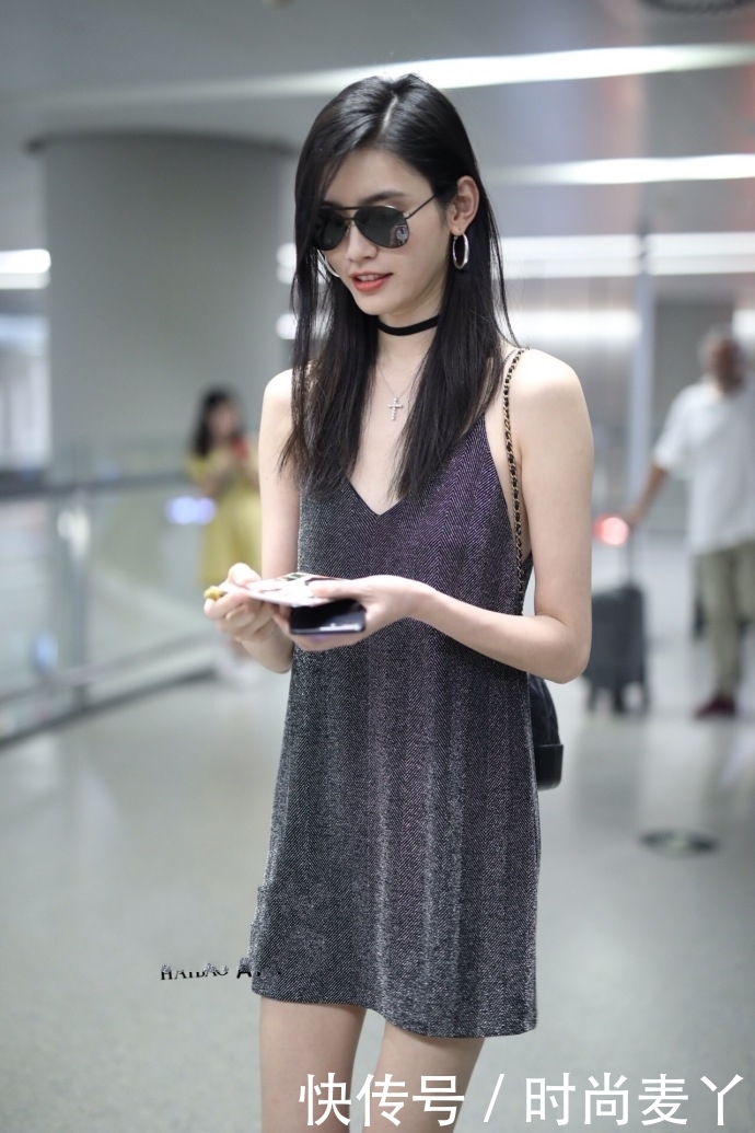 奚梦瑶真是拼！只穿一件吊带也敢去机场，网友：敢弯下腰试试看？