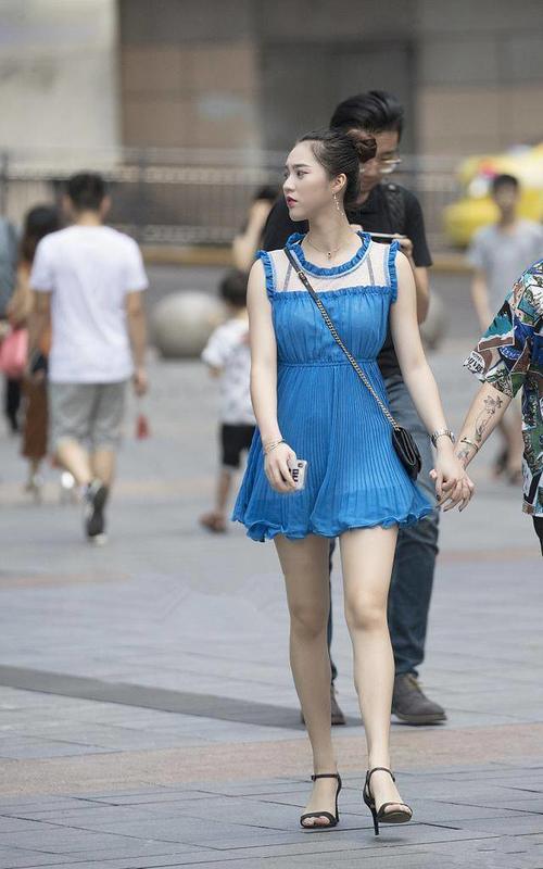 路人街拍,小姐姐下身竟然穿的是黑色的小皮裙,娇俏动人