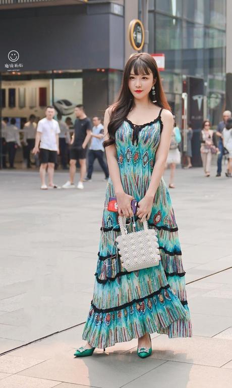 街拍：三里屯网红墙前行走的短发小姐姐，笑起来真甜呐