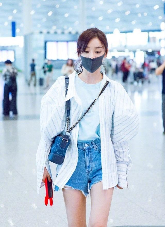 袁姗姗穿牛仔短裤大秀美腿，网友：马甲女神又回来了！