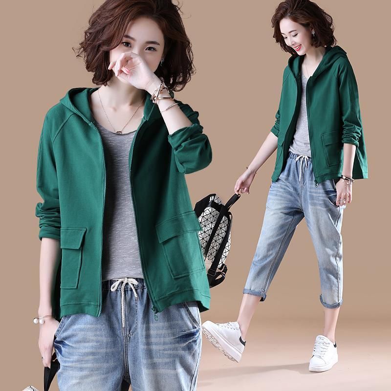 越来越多五六十岁的女人，爱穿这减龄外套，妈妈眼都不眨买了5件