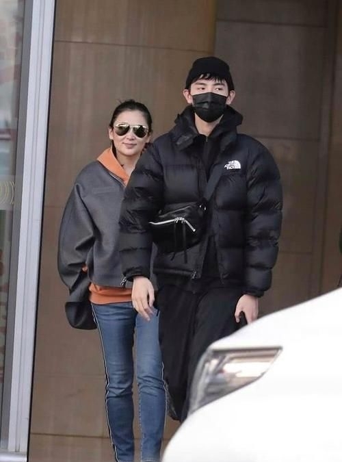 『 儿子』无论穿啥都略显疲态,只跟儿子一块时显少女,51岁陈红身材发福