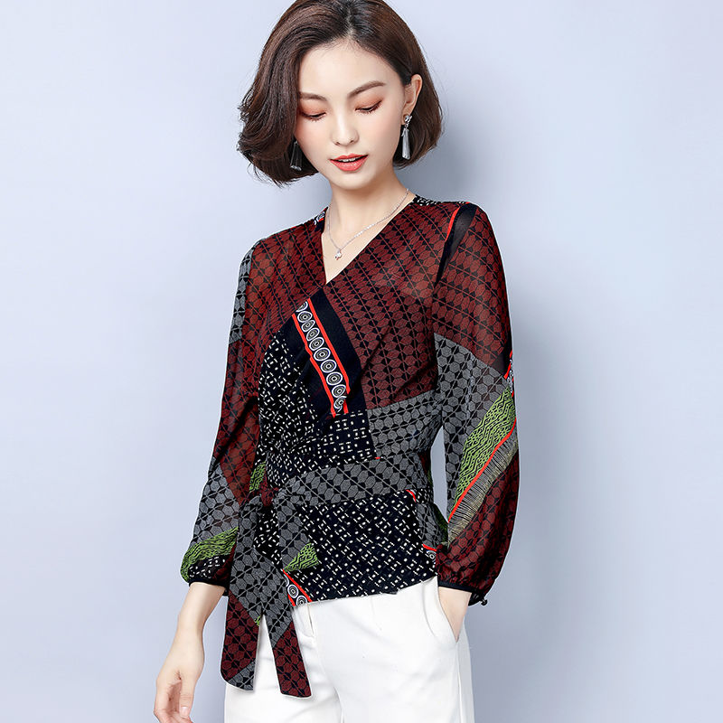 老婆今年50岁，但她会打扮!常穿高雅小衫+烟管裤，洋气超美嫩