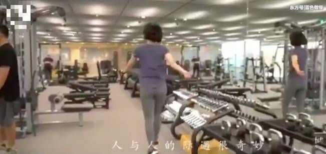 白百何着紧身背心做运动，身材臃肿显邋遢，素颜的她如邻家大妈