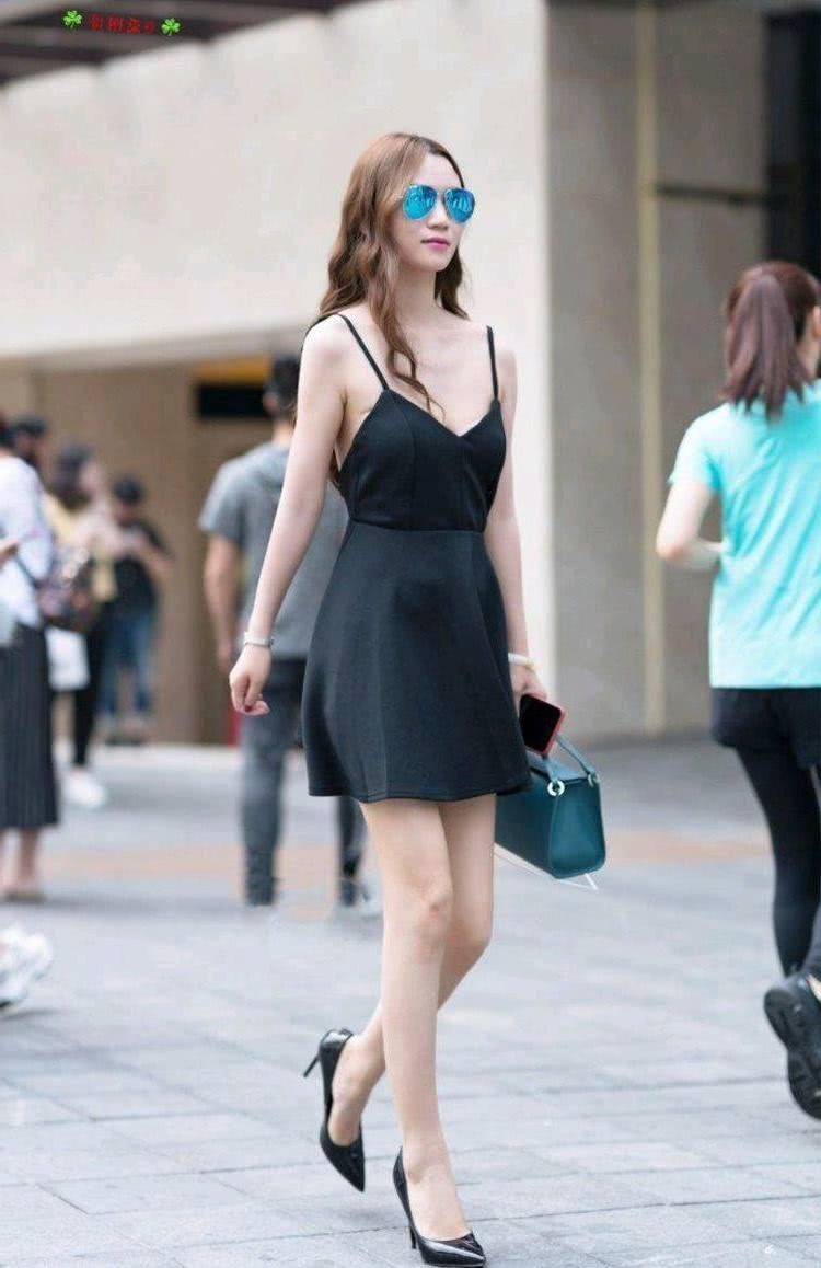 街拍:穿着打扮时尚的小姐姐,面容俊美身材优美性感!