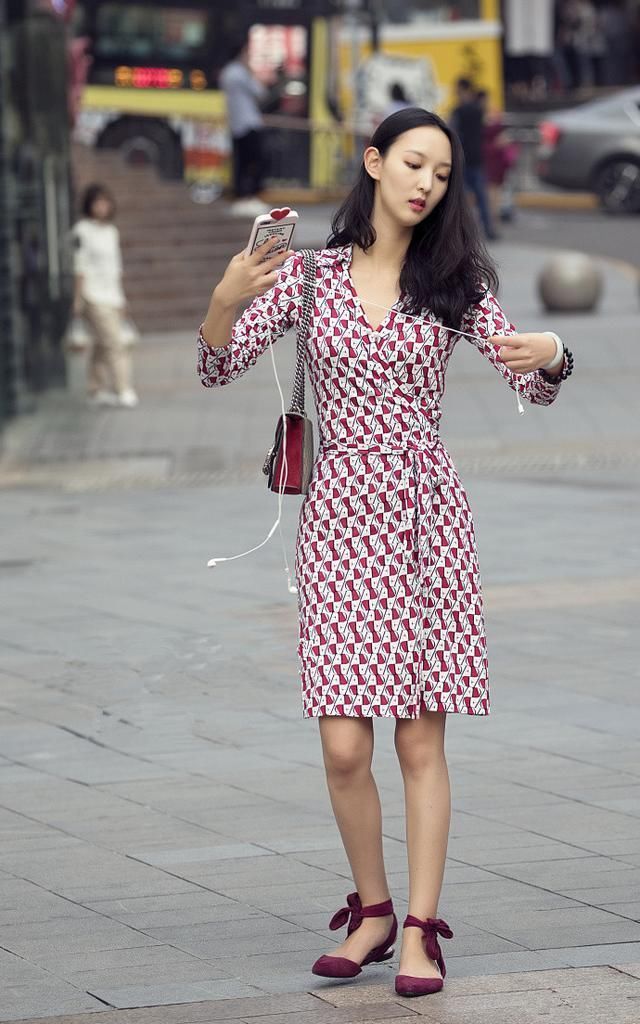 美女小姐姐高雅俏丽花枝招展，美腿很是迷人!