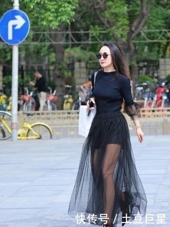 「黑纱」路人街拍,黑纱长裙让姑娘看起来浪漫又神秘