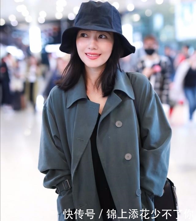  气质■高圆圆的小女人穿搭，深色大衣超显气质，轻松迷倒小五岁老公