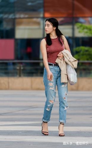 街拍，身材完美的小姐姐穿紧身衣搭配牛仔裤，身材更显高挑动人！