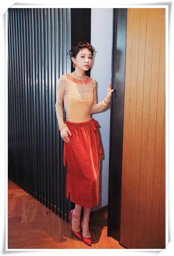 郭采洁真胆大！上半身尺度直逼泳衣，网友：杨幂都不敢这样穿！