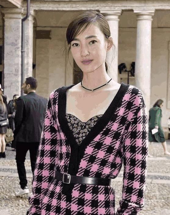 王丽坤胆真大!连体裤穿渔网袜，给人一种风情舞女的既视感