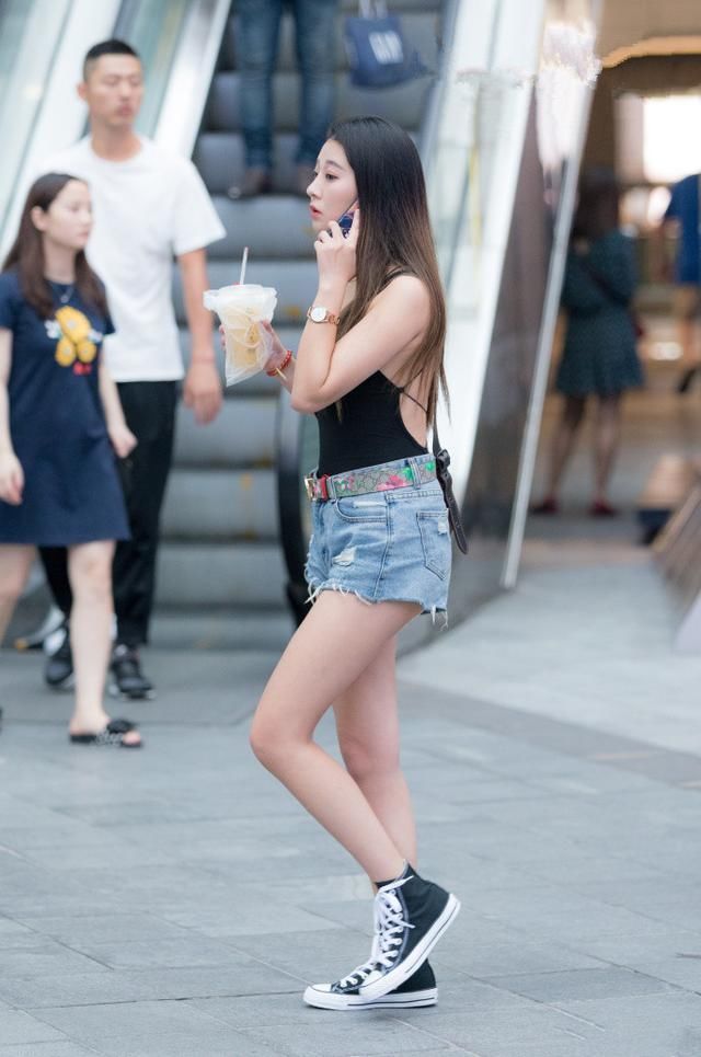 路人街拍，美女身材珠圆玉润，穿上短裤清凉，彰显青春与活力